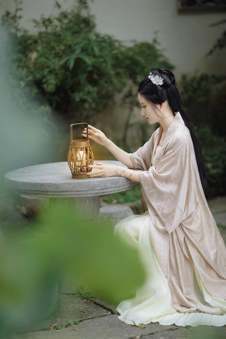 提着油灯的养眼古装美女艺术写真图片