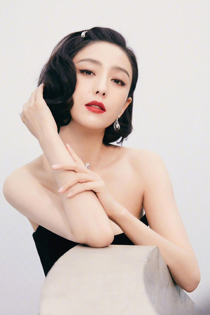 高清新疆美女明星佟丽娅气质短发写真图片