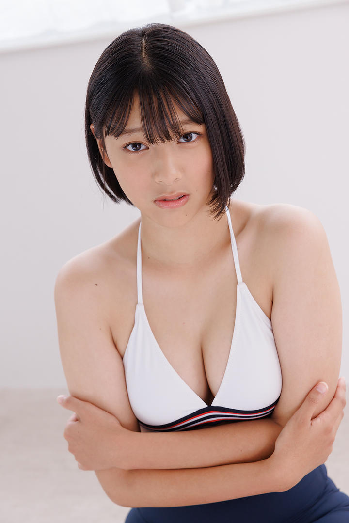 双手抱胸的日本大胸短发女孩138人但人文艺术图片