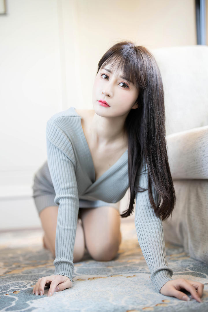 趴在地上的性感美女诱惑蔡文钰写真套图