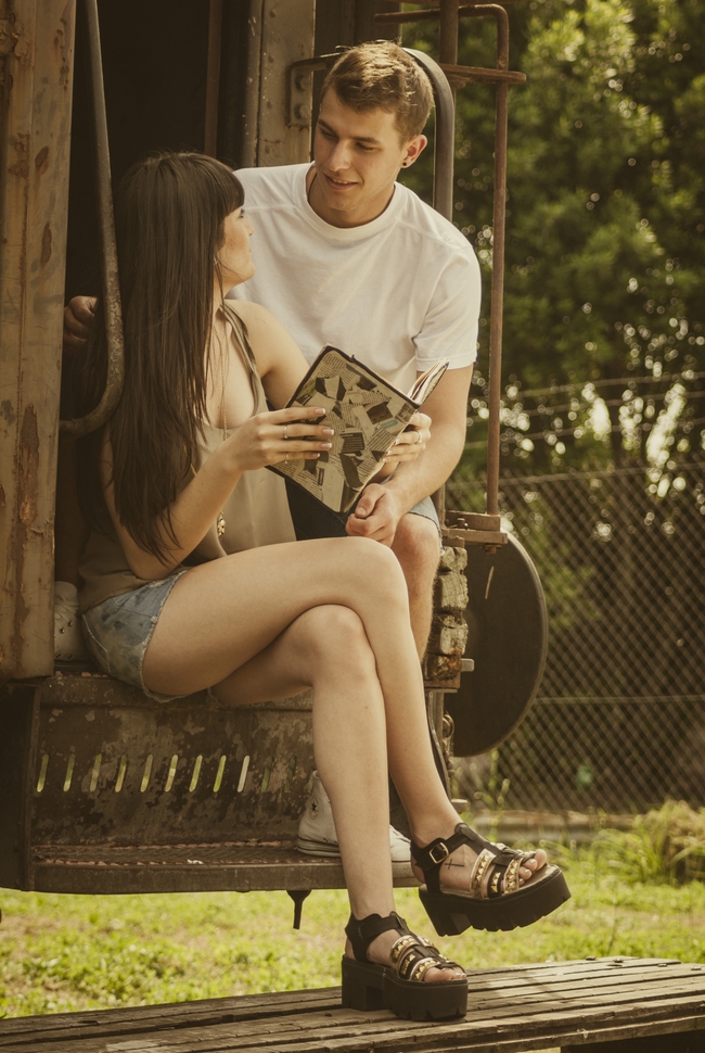 户外约会谈恋爱情侣图片