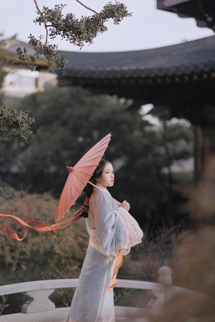 站在小桥上的唯美古装美女艺术写真图片
