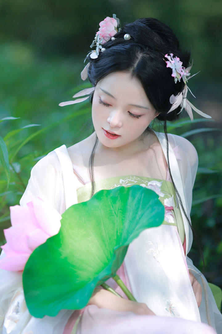 荷花池中的汉服小姐姐温婉动人，唯美古装写真大片