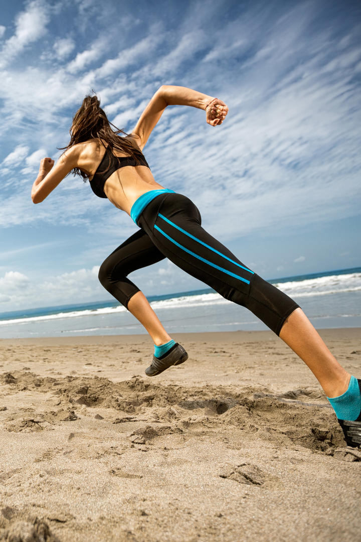 跑步健身的美女模特图片