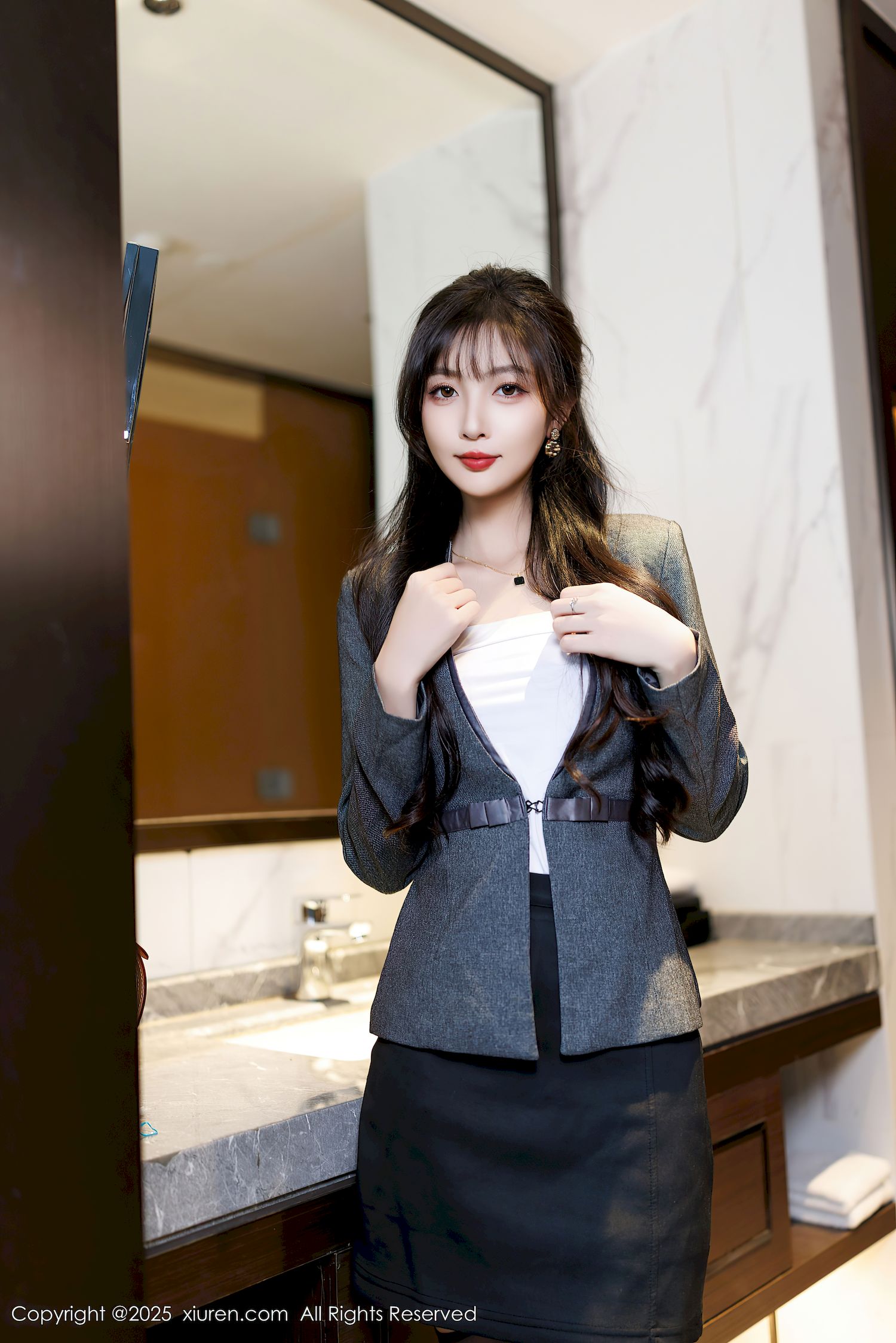 秀人网模特林星阑黑色短裙配魅惑黑丝西安旅拍