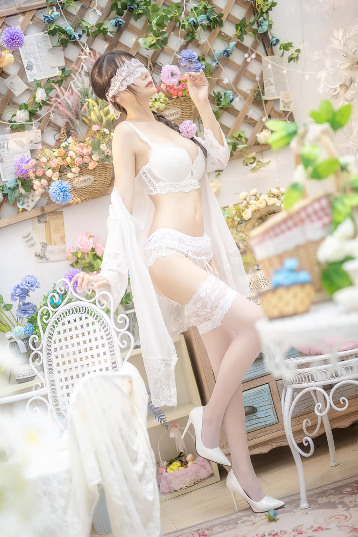 蒙着眼睛的极品美女白嫩胴体大胆人体写真图片