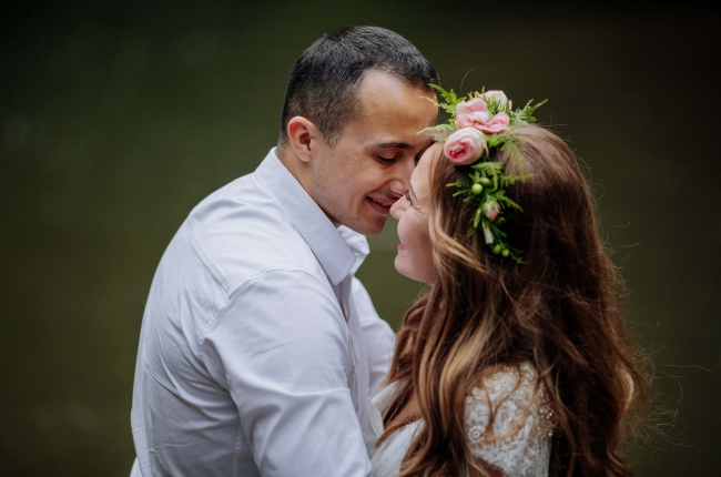 情侣接吻特写图片