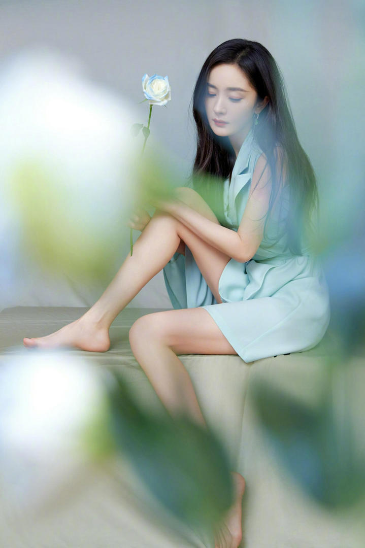 国民女神杨幂性感美腿写真图片