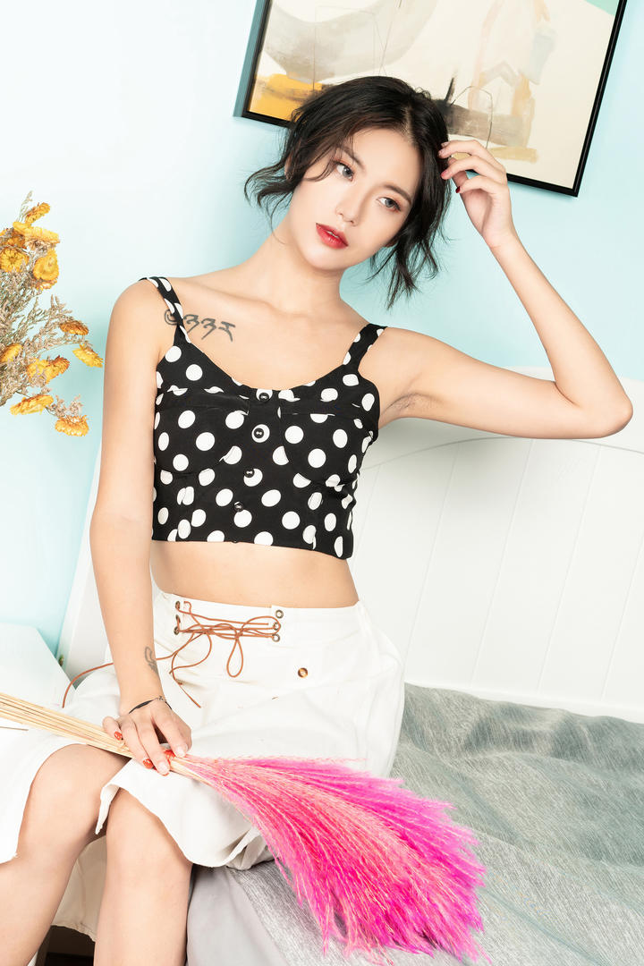 超高清克拉女神时尚美女主播性感写真图片