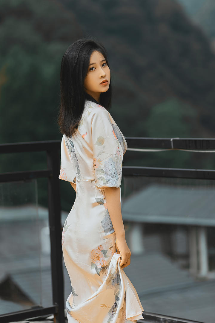 穿旗袍的气质美女模特手机壁纸免费下载