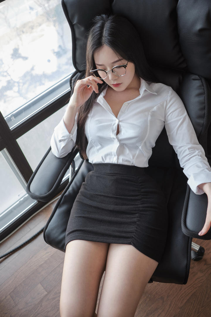 韩国极品美女秘书黑色包臀裙穿搭性感撩人写真图片