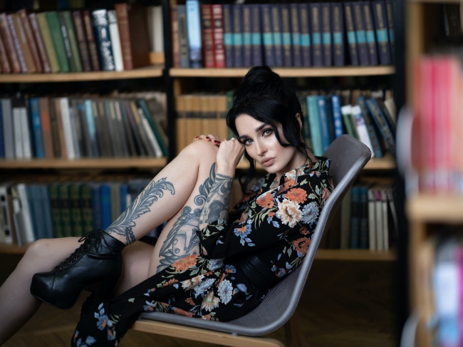 大腿纹身性感美女图片