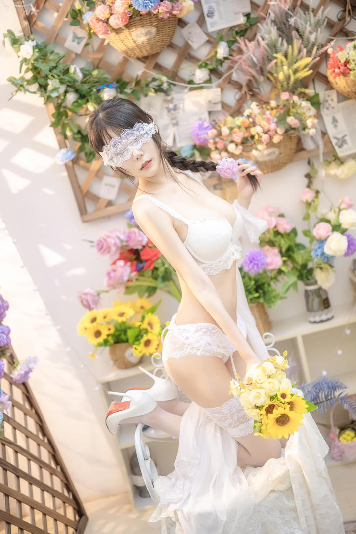 蒙着眼睛的透明内衣女大学生大胆艺术照图片