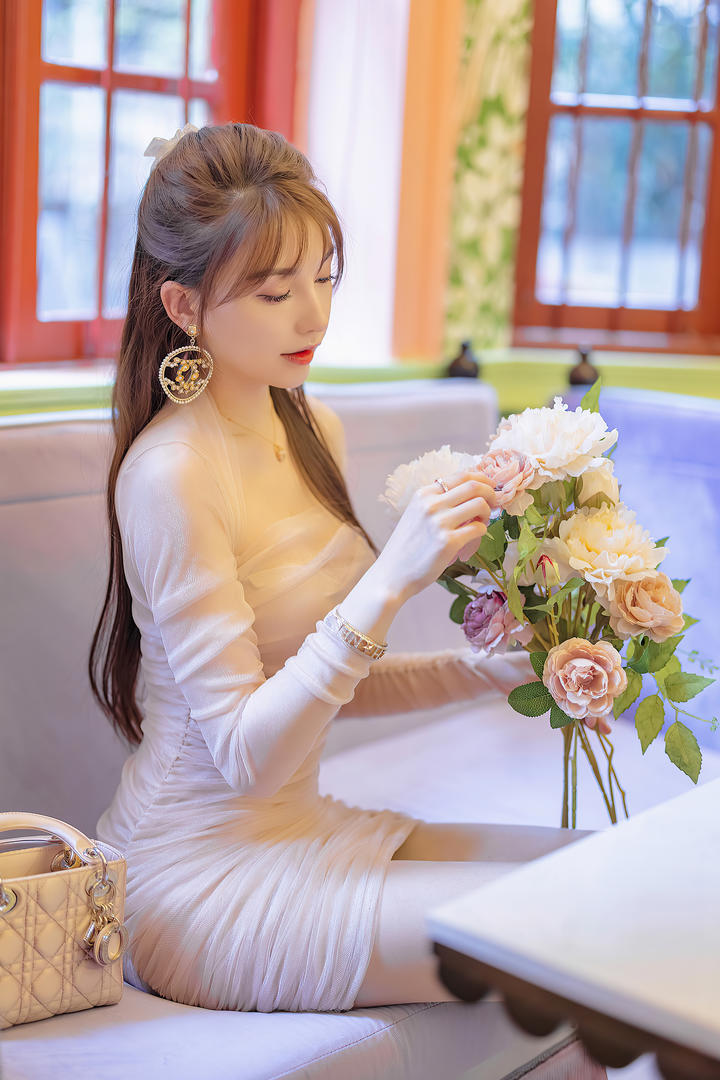 摘花的女生头像小清新可爱刘奕宁写真图片
