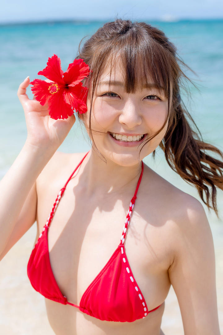 头戴花朵的性感比基尼美女青空海边写真套图