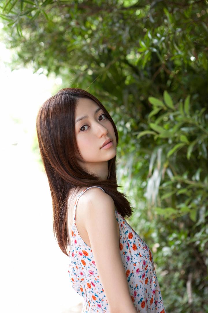 日本清纯可爱美女户外高清摄影图片