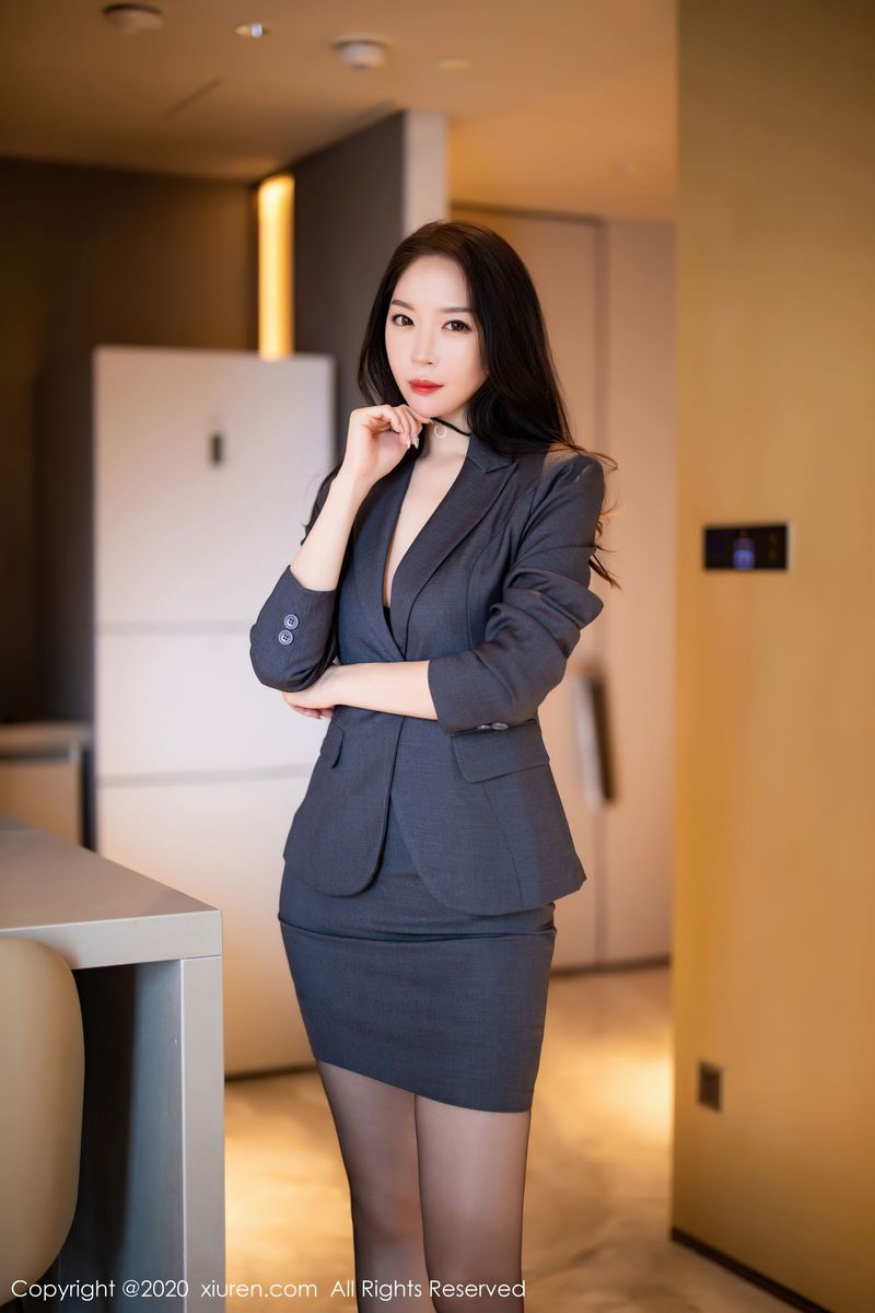秀人网性感女神梦心玥黑丝吊袜职场OL制服诱惑心愿旅拍