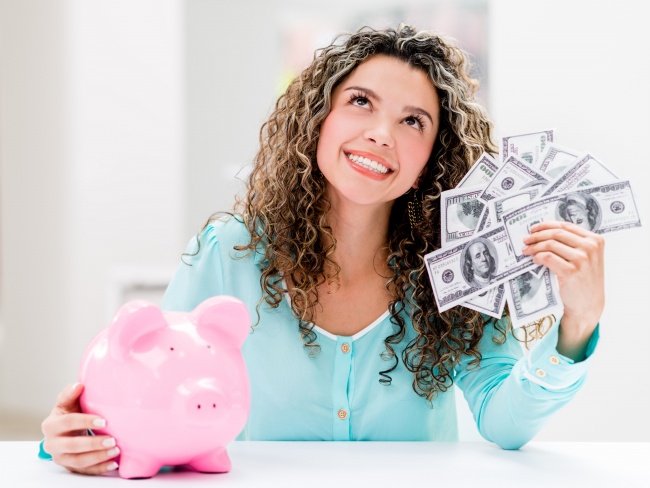 手持美元和储蓄罐的美女图片