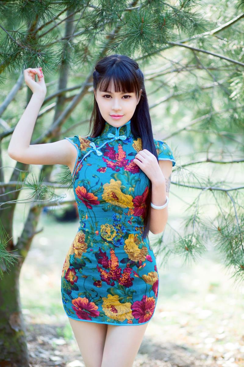 推女郎美女模特胡允儿古典旗袍+迷人曲线户外性感写真
