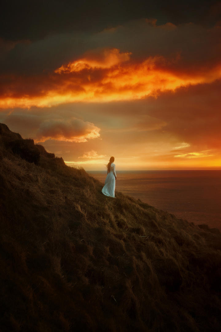 站在山坡上的高清美女背影壁纸图片