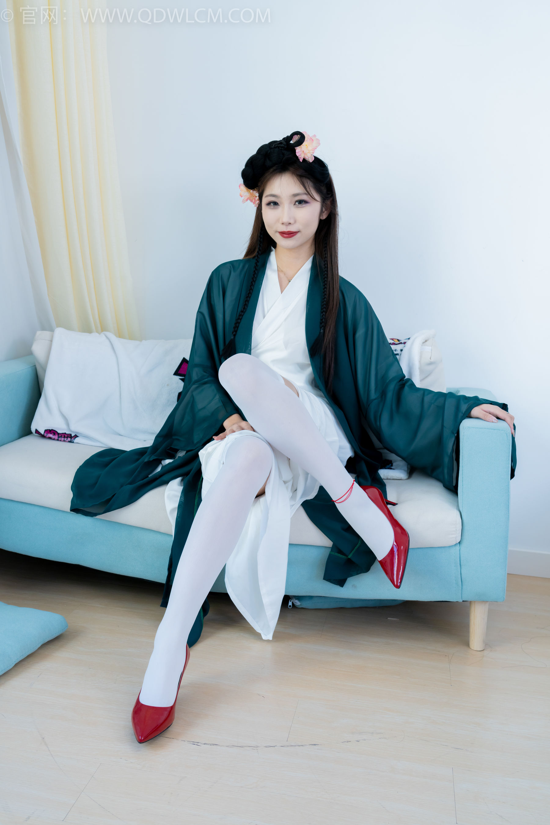 物恋传媒顶级少妇泡泡素色服饰白丝美腿性感写真