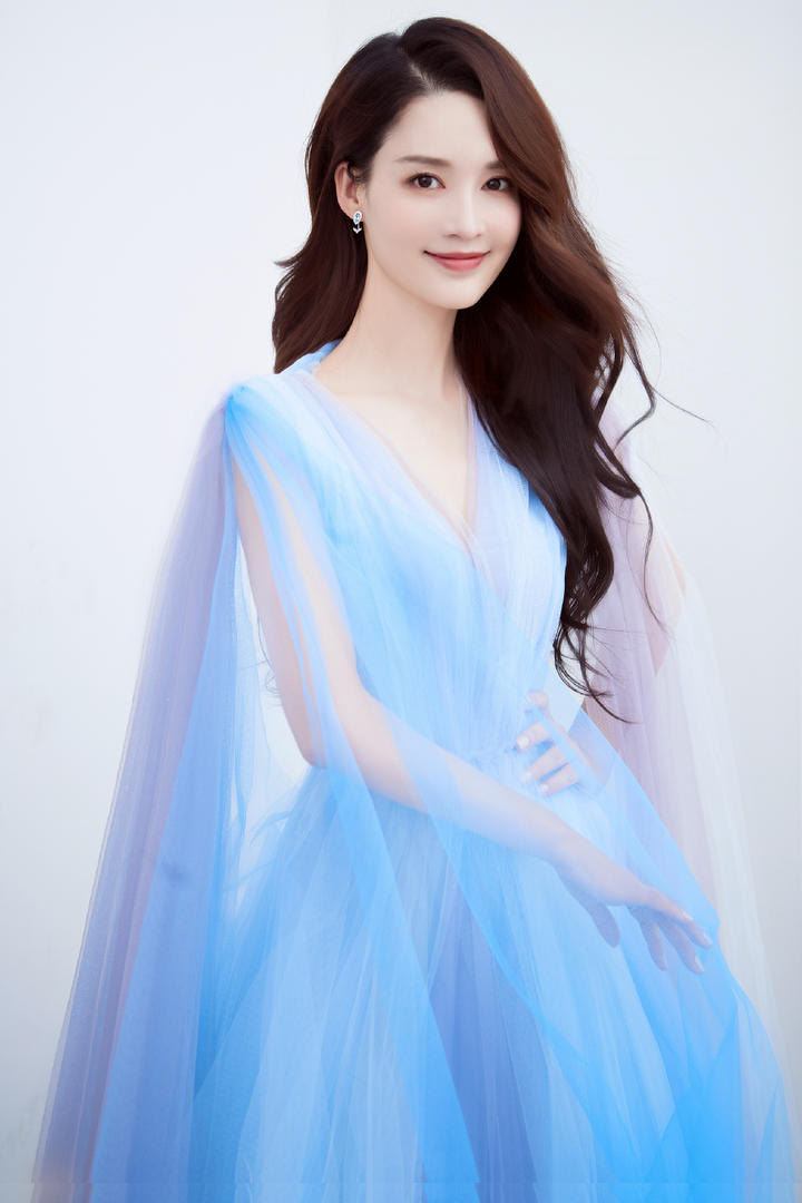 李沁蓝色纱裙气质写真图片