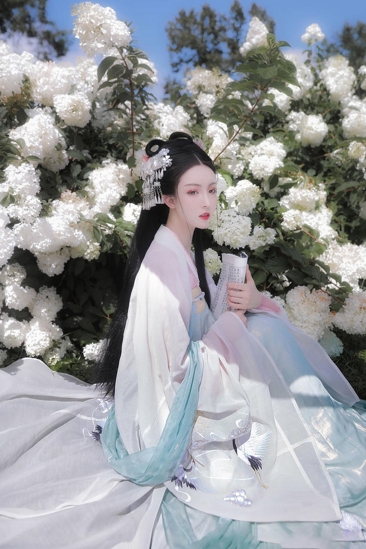 读书的古装美女摄影图片