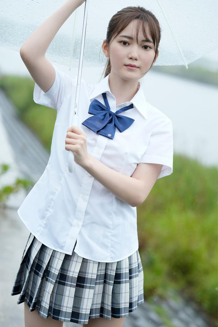 打雨伞亚洲精品久久大学生美女真实自拍下载