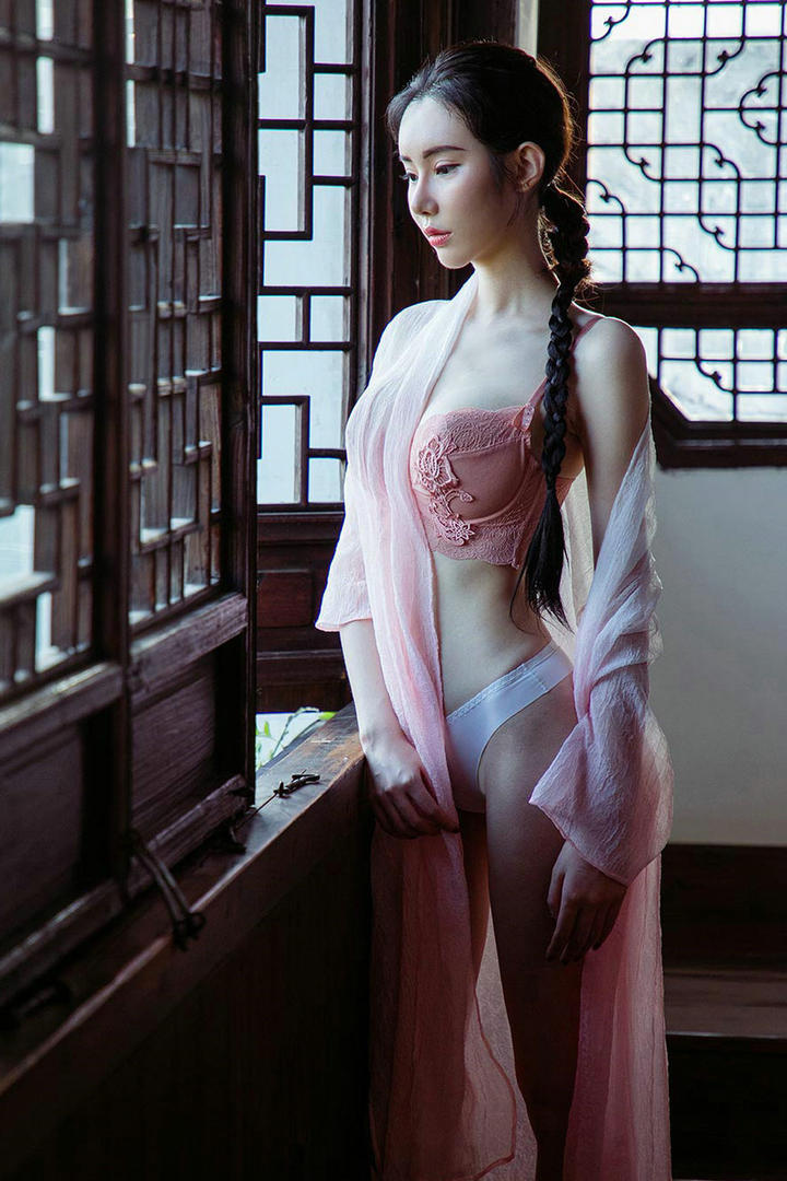 性感粉色内衣古典美女萌琪琪大胆写真图片