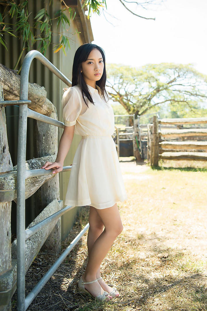 站在草地上的高清清纯美女图片