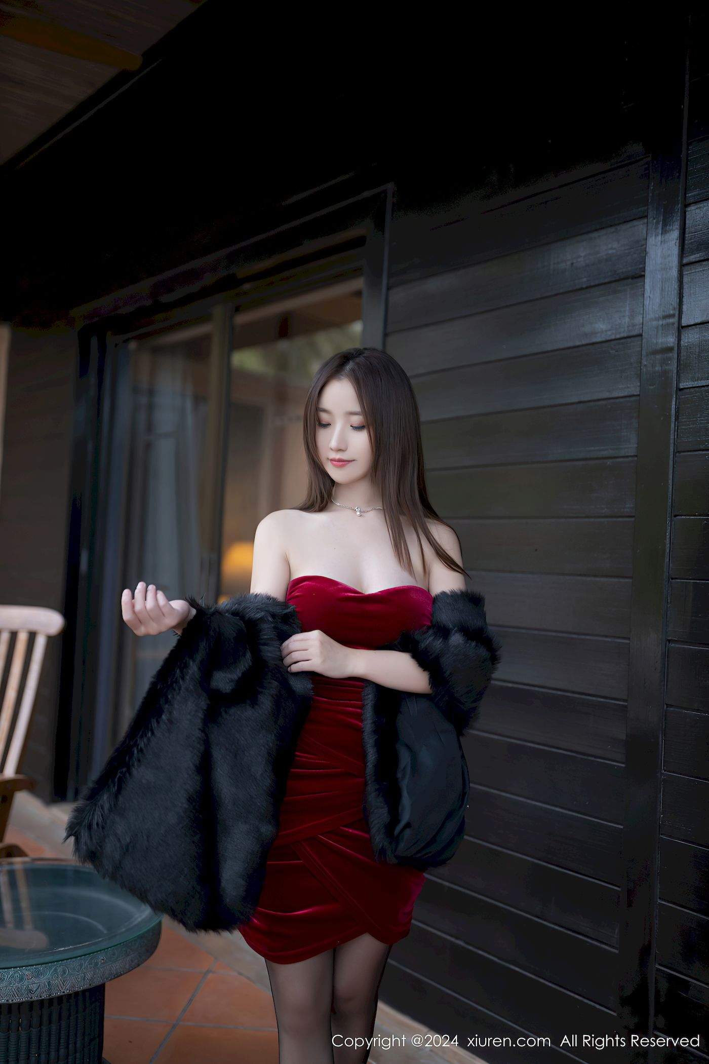 秀人网模特杏子Yada红色露肩连衣短裙曼妙身姿泰国旅拍