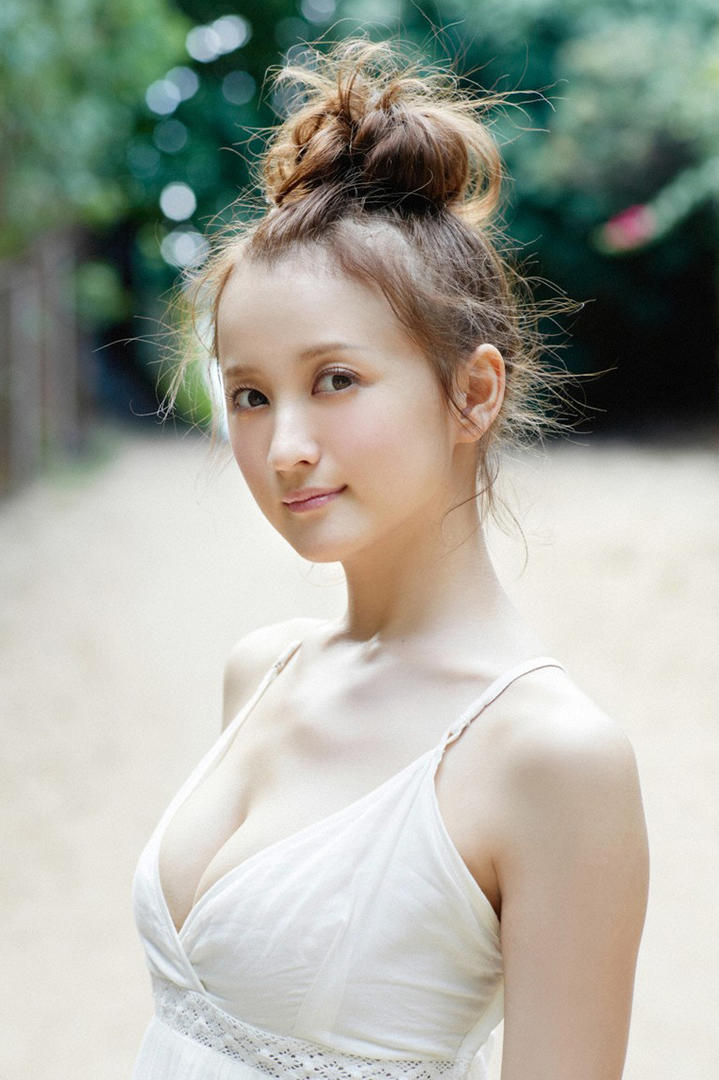 扎着丸子头的日本清纯美女小松彩夏图片