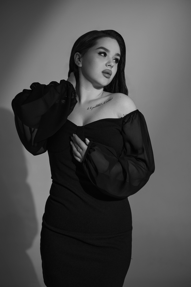 性感丰满黑白风格美女人体艺术图片