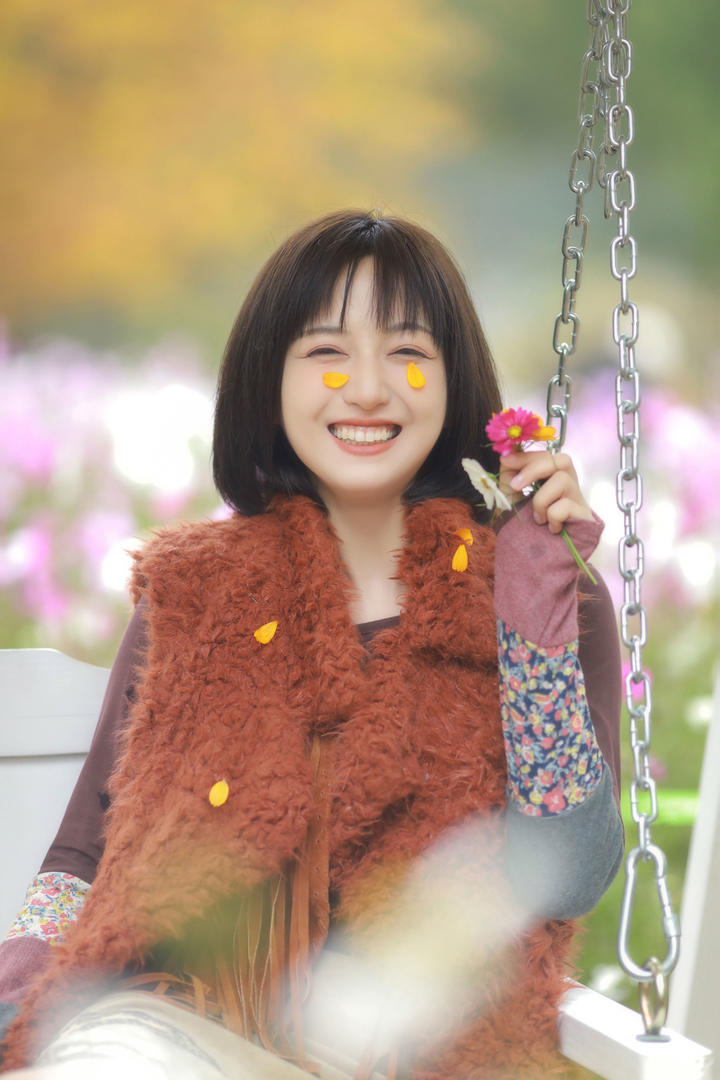 短发甜美女生摄影图片