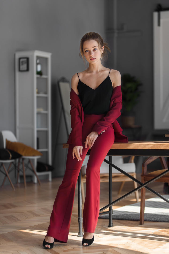 坐在桌子上的欧美气质美女