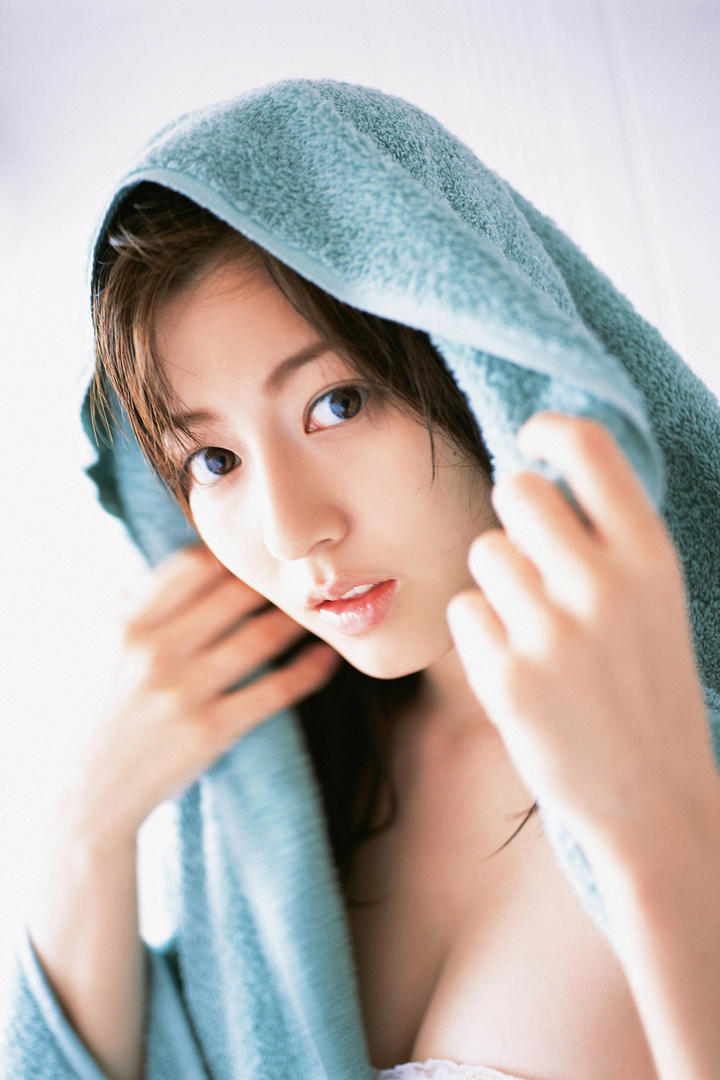 大眼睛日本美女擦头发图片