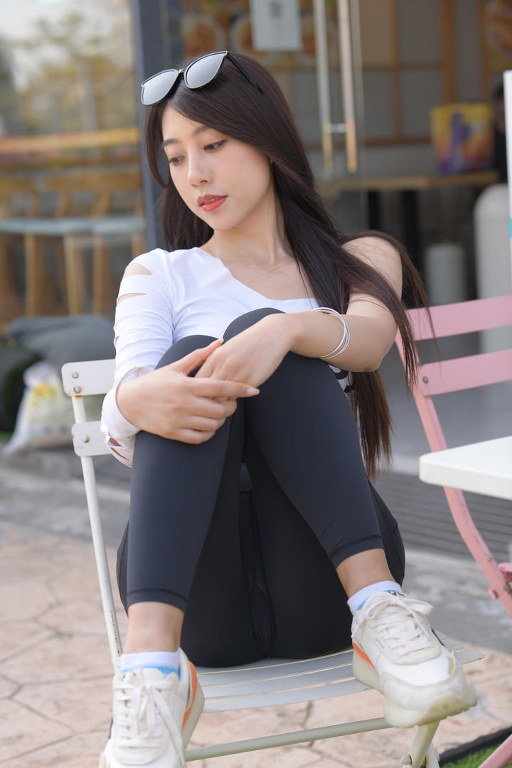 漂亮瑜伽裤美女走光图片