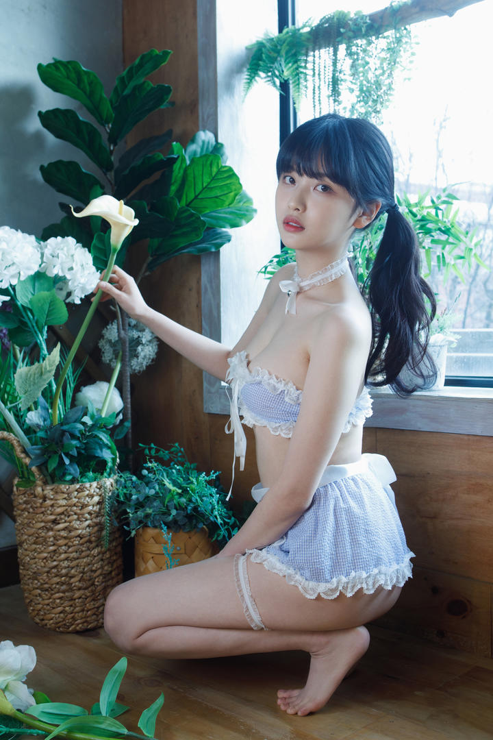 插花的性感甜美女仆白嫩少女制服诱惑图片