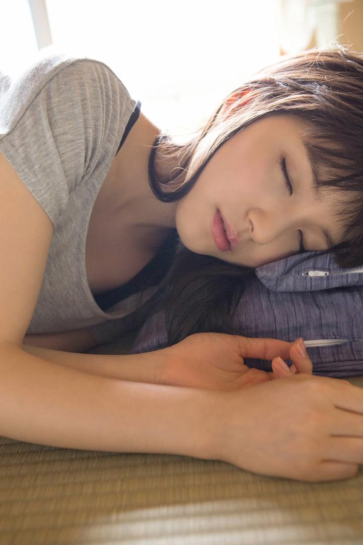 睡觉的日本清纯女生高清生活照