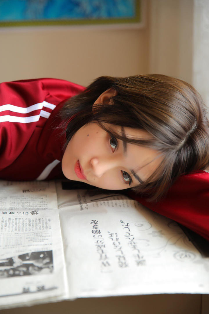 趴在桌子上的甜美可爱校花美女高清图片