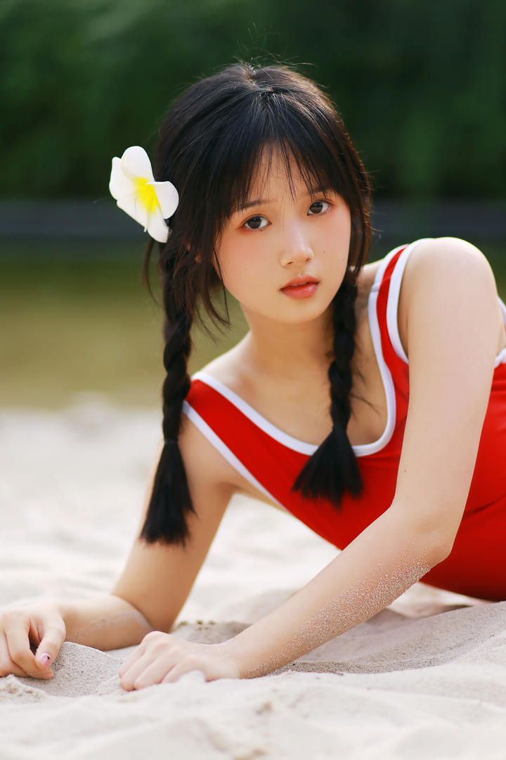 趴在沙滩上的清纯泳装学生妹美女高清图片