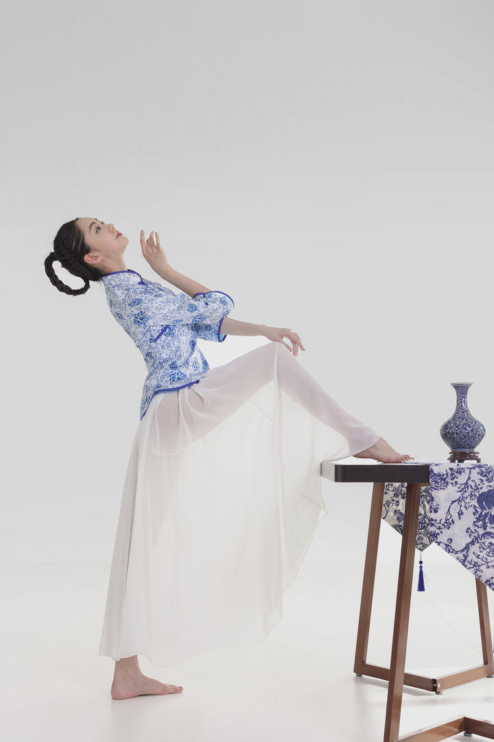 一只脚踩在桌子上的唯美高清古装美女艺术写真图片