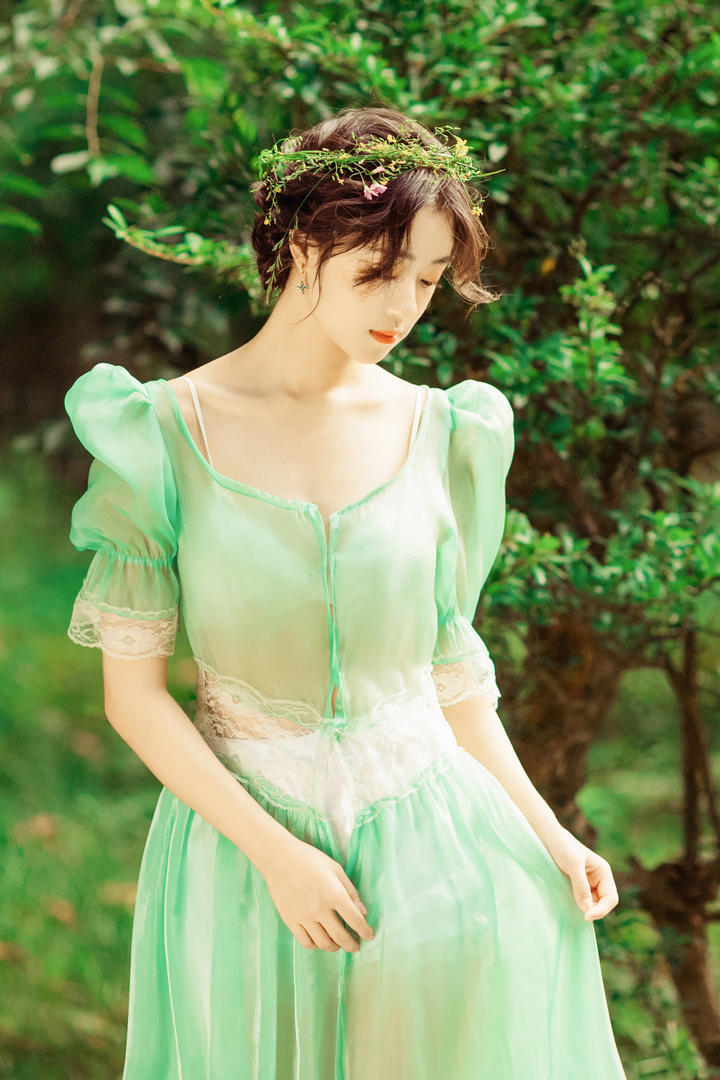 青色长裙清纯美女图片