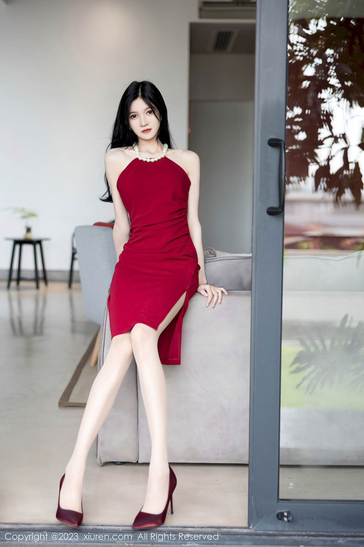 秀人网美女模特程程程-红色长裙搭配黑丝系列安吉旅拍