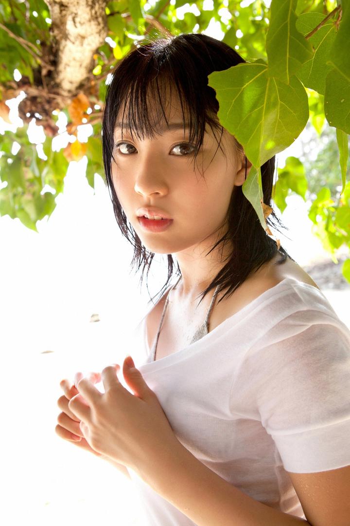 穿白色T恤的日本短发可爱美女户外摄影图片