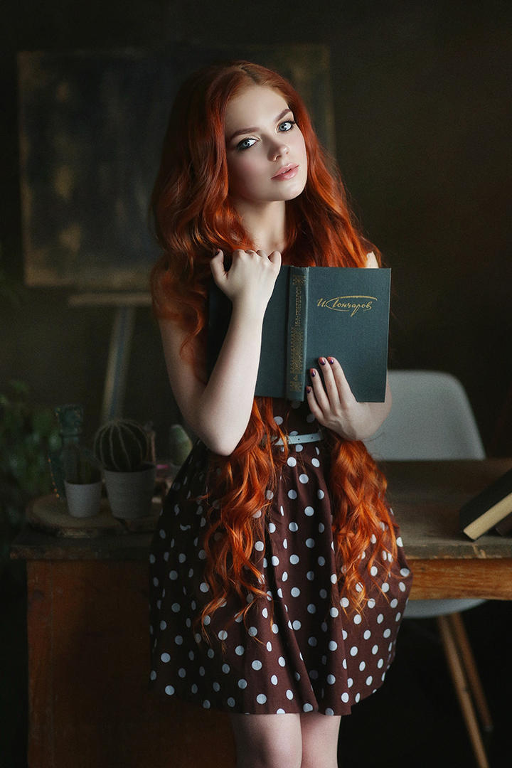 拿着书本的极品欧美气质小美女