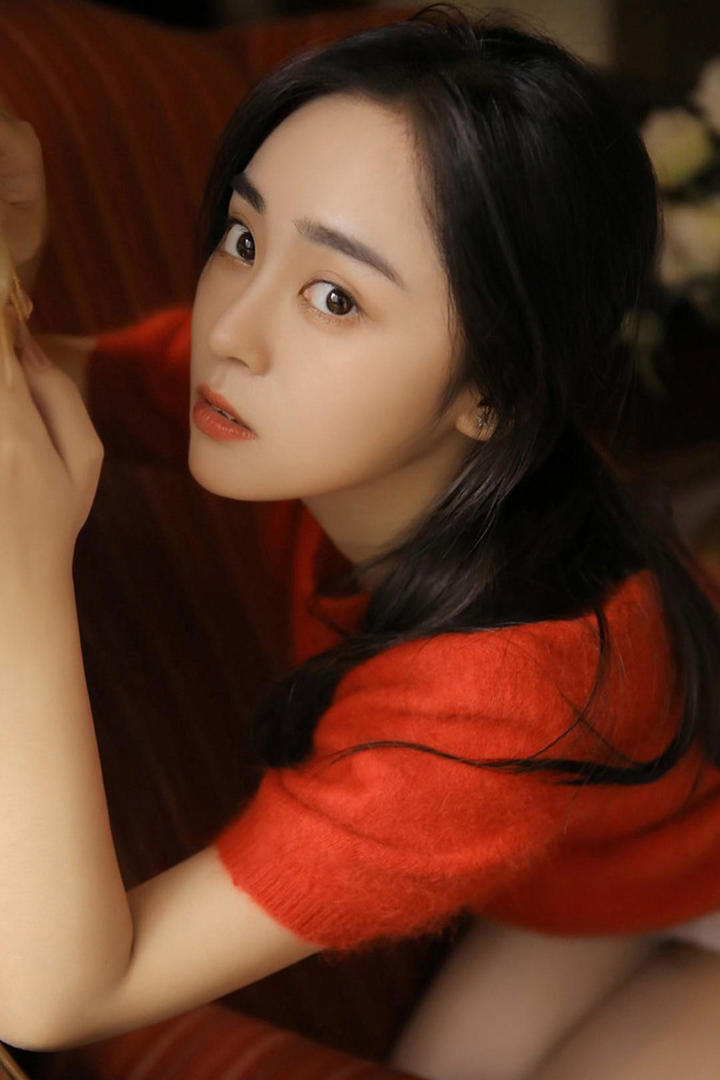 超高清穿红色毛衣的真人头像女生图片大全