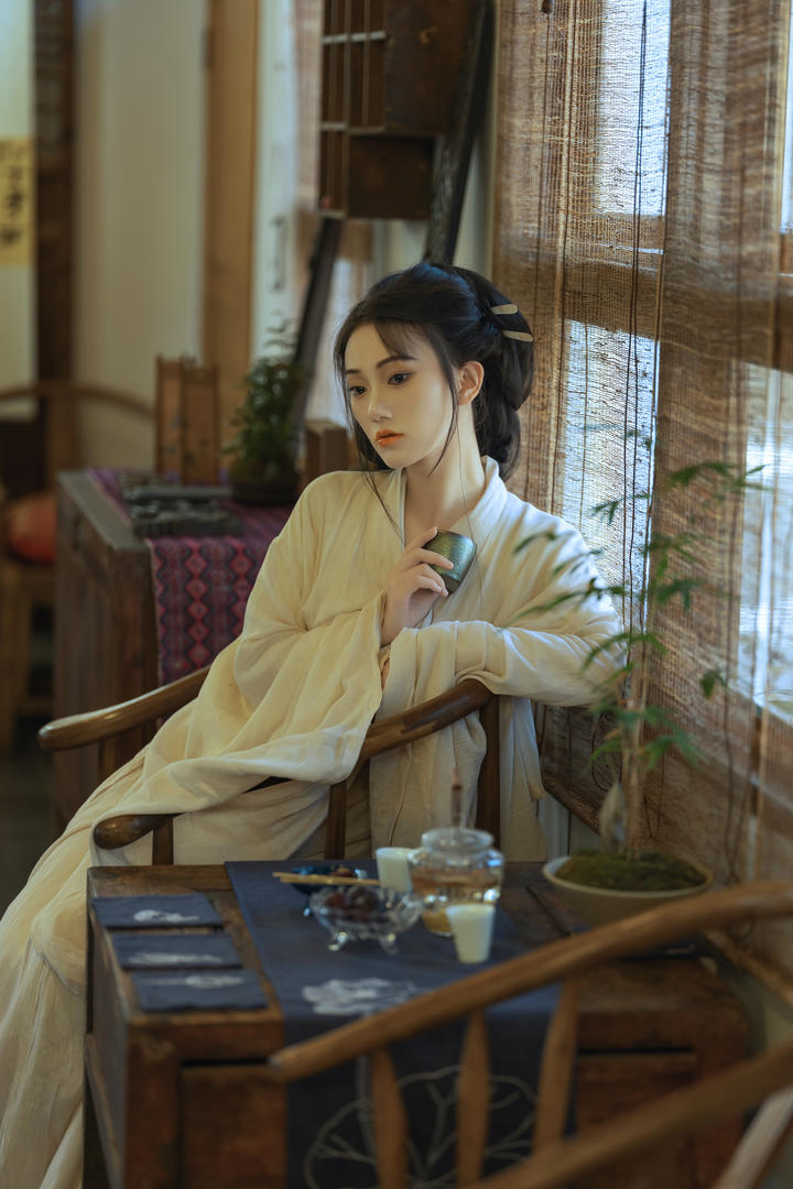 品茶的素衣古装美女个人艺术写真图片