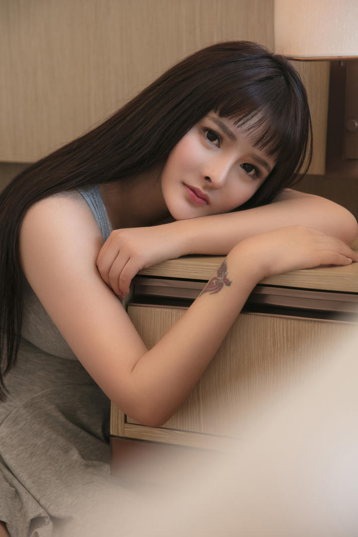 趴在桌子上的高清美女图片