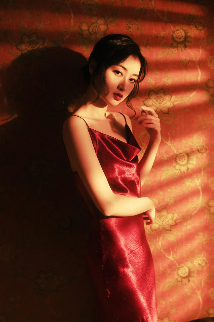 穿着红色吊带长裙的美女京京写真图片